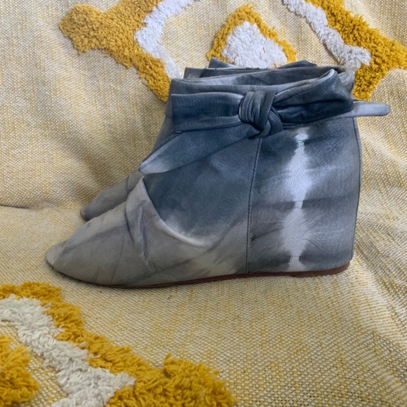 80% 20 Grey Tie Dye Leather Peep Toe Wedge Heel SIZE 9 - Picture 10 of 11